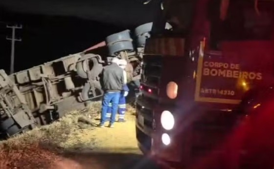 PR: Cinco pessoas da mesma família morrem após carro ser atingido por caminhão e cair em ribanceira