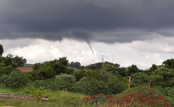 ‘Princípio de tornado’ perto da Ferroeste, em Cascavel, impressiona