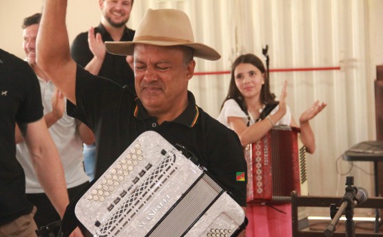 Professor e gaiteiro Chico Duarte é homenageado por ex-alunos em Missal