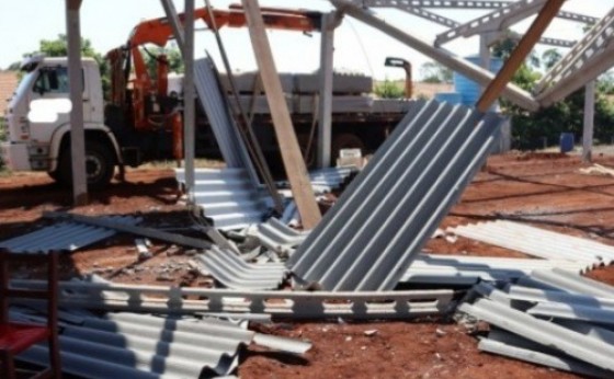 Quatro trabalhadores caem de barracão em construção no interior de Santa Helena