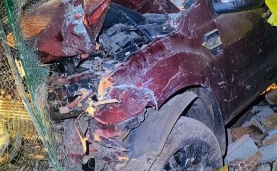 Rapaz fica ferido após colidir com caminhonete contra chiqueiro em distrito de Santa Helena