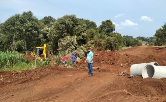 Readequação de Estrada em São Pedro mobiliza várias equipes da Administração Municipal