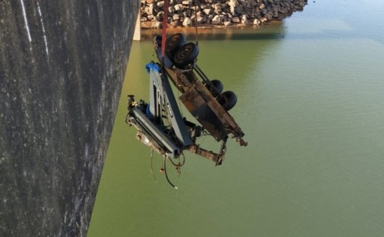 Reboque que caiu de ponte no Rio São Francisco Falso em Santa Helena é retirado