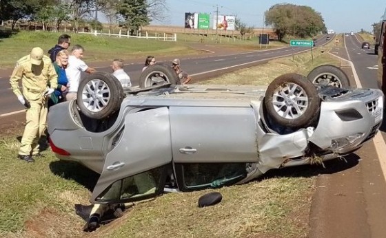 Região: Motorista dorme ao volante e capota veículo na BR-277