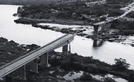 Resgatado corpo em cabine de caminhão submerso após queda de ponte