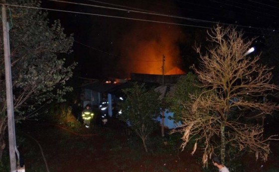 Residência é consumida pelo fogo no distrito de São Clemente em Santa Helena