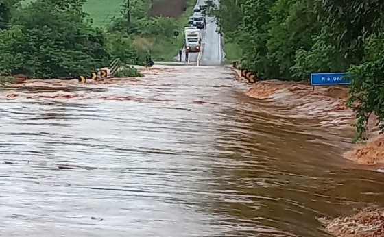 Rio Ocoy entre Missal e Medianeira transborda e bloqueia a PR 495