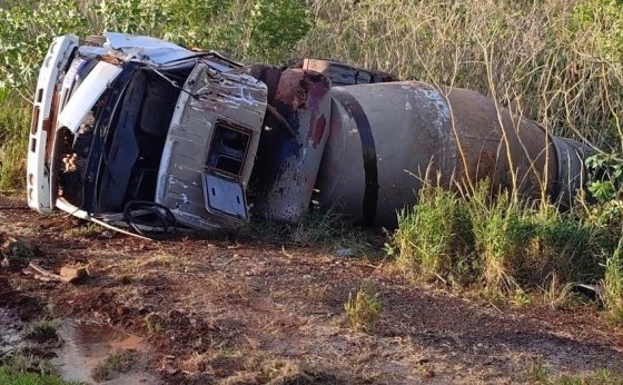 SAMU atende acidente com tombamento de caminhão no morro da Santa em Itaipulândia