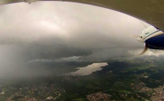 Sanepar da um empurrãozinho nas nuvens para que chova com ajuda de avião