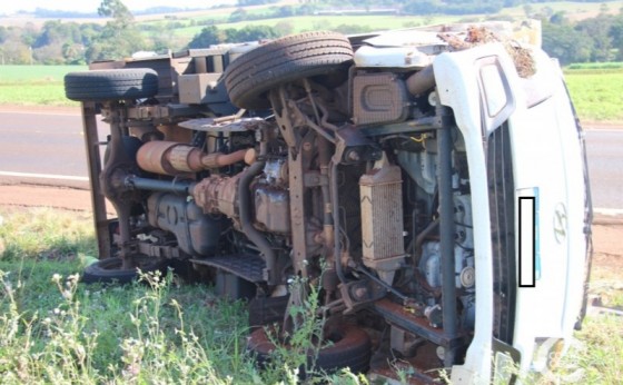 Santa Helena: Caminhão baú tomba ao ser fechado por carro