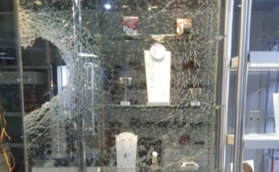 São Miguel: Indivíduos quebram vidro de joalheria para furtar