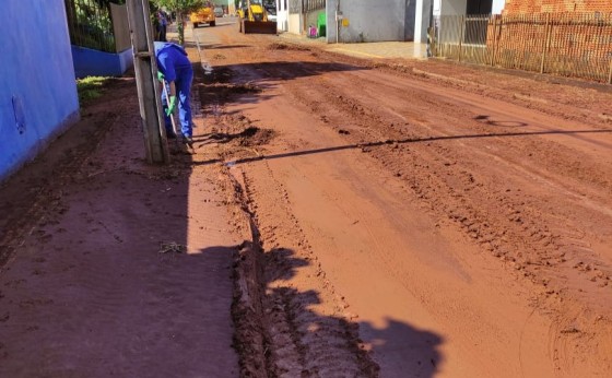 Secretaria de Obras efetua limpeza de ruas após fortes chuvas