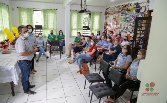 Secretaria Municipal de Educação faz homenagem aos diretores e coordenadores