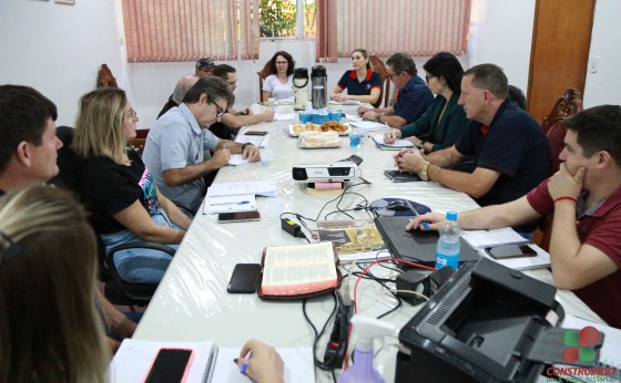 Secretários Municipais analisam questões financeiras visando planejamento até o fim do ano em Missal