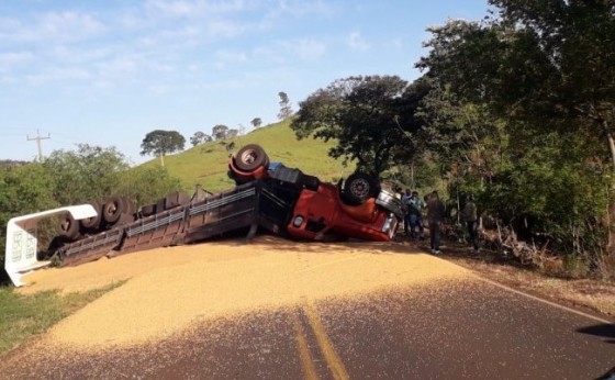 Serra do Diamante fica interditada após tombamento de caminhão sobre a pista