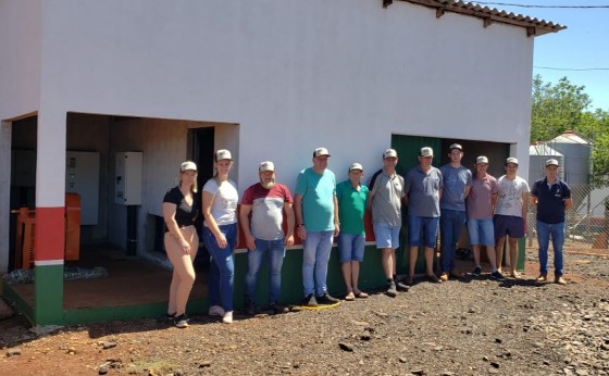 Suinocultores de Missal visitam propriedade em Santa Helena