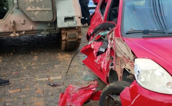 Tanque do Exército passa por cima de carro estacionado em Ponta Grossa