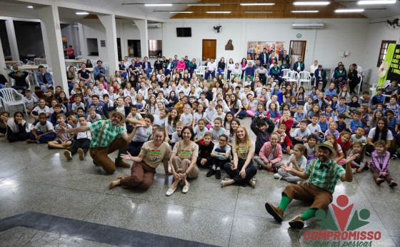 Teatro Sicredi promove Educação Financeira para mais de 240 alunos de Missal