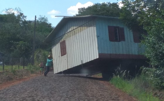 Transporte de casa de madeira chama atenção e curiosos param para observar em Missal