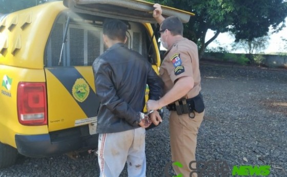 Transtornado, rapaz é preso após invadir chalés e tentar arrombar veículo em Santa Helena