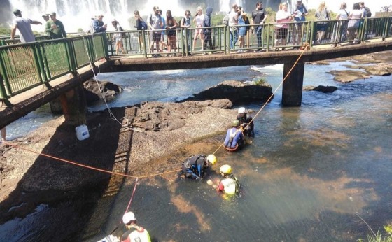 Turistas jogam R$ 14 mil em moedas nas Cataratas do Iguaçu e causam risco ambiental ao parque