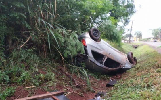 Veículo abandonado em acidente é recolhido pela PRE em Santa Helena; homem diz ter sido esfaqueado