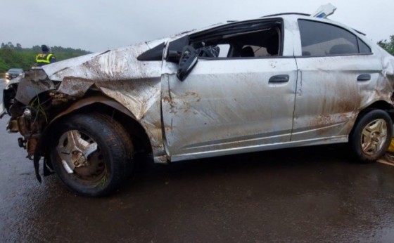 Veículo capota após aquaplanar na BR-277, em São Miguel do Iguaçu