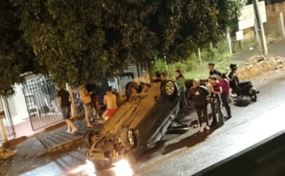 Veículo capota após colidir em mureta na Av. 24 de Outubro