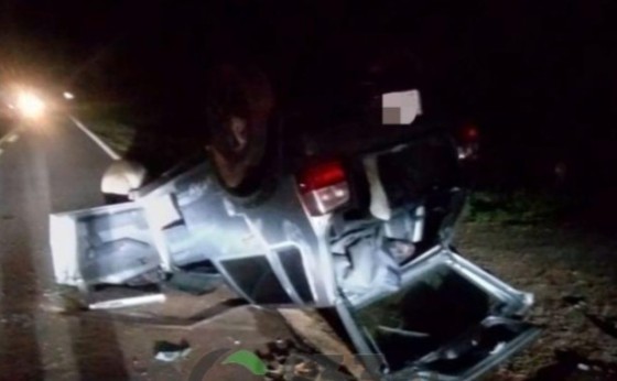 Veículo capota e para com as rodas para cima em acidente na PR 495 em Missal