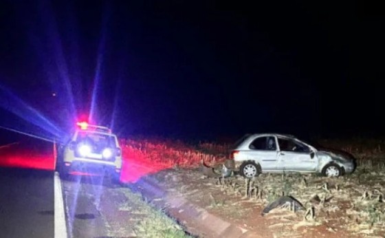 Veículo capota na PR-497 em Itaipulândia e deixa ocupantes feridos
