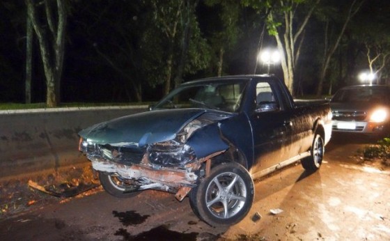 Veículo colide contra mureta em frente a praia de Santa Helena