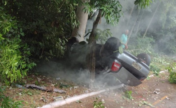 Veículo com placas de Itaipulândia capota na PR 495 em Serranópolis do Iguaçu e condutor fica ferido