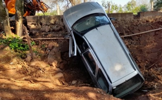 Veículo é abandonado ao cair de ponte no interior de Santa Helena