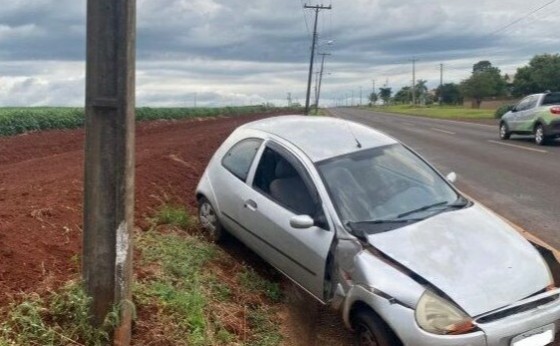 Veículo é abandonado após colidir em poste na PR-495