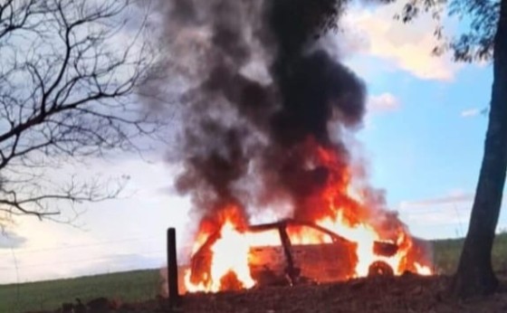 Veículo é completamente destruído por incêndio no interior de Medianeira
