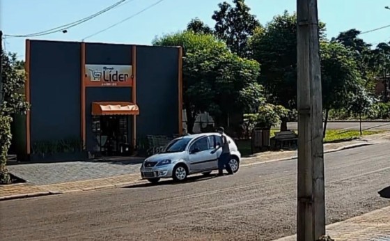 Veículo é levado por dupla no Distrito do Portão Ocoí em Missal