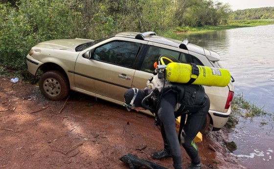Veículo em que jovem de Itaipulândia foi encontrado morto é retirado do lago