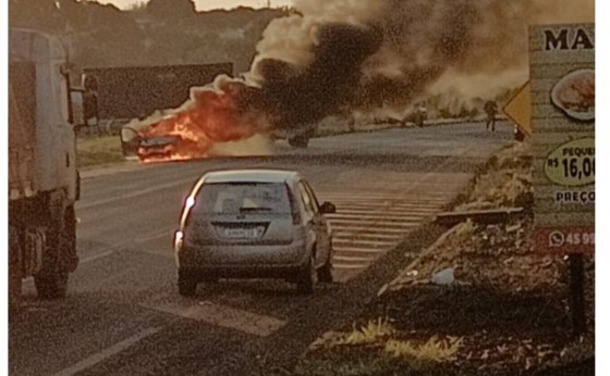 Veículo fica destruído após pegar fogo na PR-495