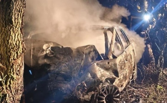 Veículo pega fogo após batida e duas pessoas morrem carbonizadas em Santa Terezinha de Itaipu