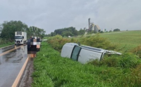 Veículo tomba após aquaplanar e sair da pista na PR 495