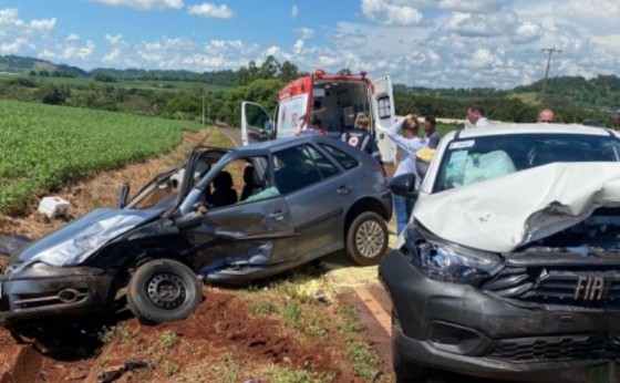 Veículos colidem violentamente em estrada municipal de Santa Helena