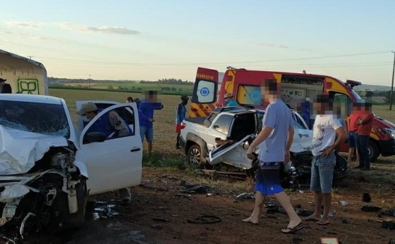 Veículos se envolvem em grave acidente na rodovia PR 495