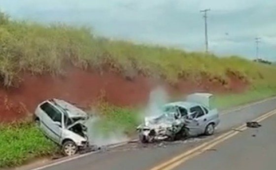 Veja momento que carros batem de frente na PR 317 em Floresta