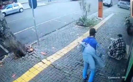 Vendedor de paçoca dá a própria blusa de frio para morador de rua, em Foz do Iguaçu