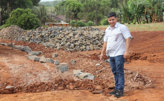 Vereador Elias vistoria obras e destaca três indicações atendidas