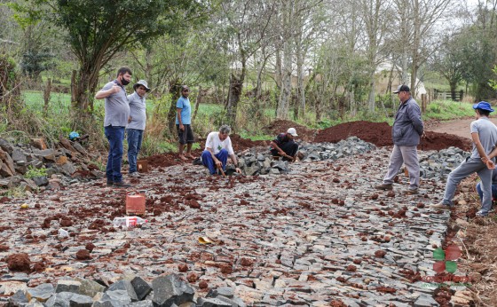 Vice-prefeito de Missal confere obras dos trechos de pavimentação poliédrica em andamento