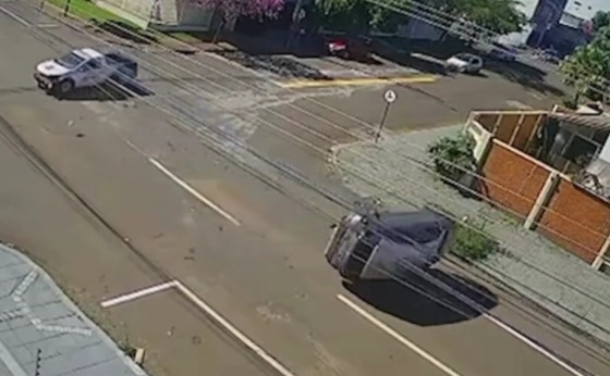 Vídeo: carro capota duas vezes após forte batida em Cascavel
