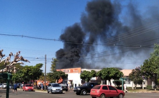 Vídeo: Incêndio é registrado em estabelecimento comercial em Santa Helena