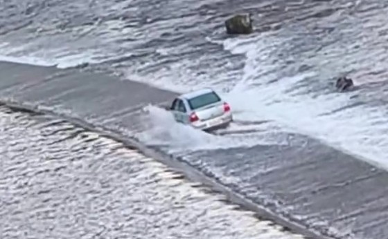 VÍDEO mostra carro atravessando barragem coberta por água na Serra do RS; veja