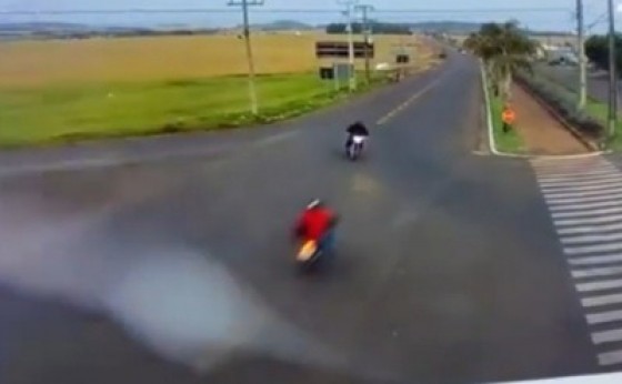 Vídeo mostra momento em que motocicletas colidem frontalmente em Itaipulândia